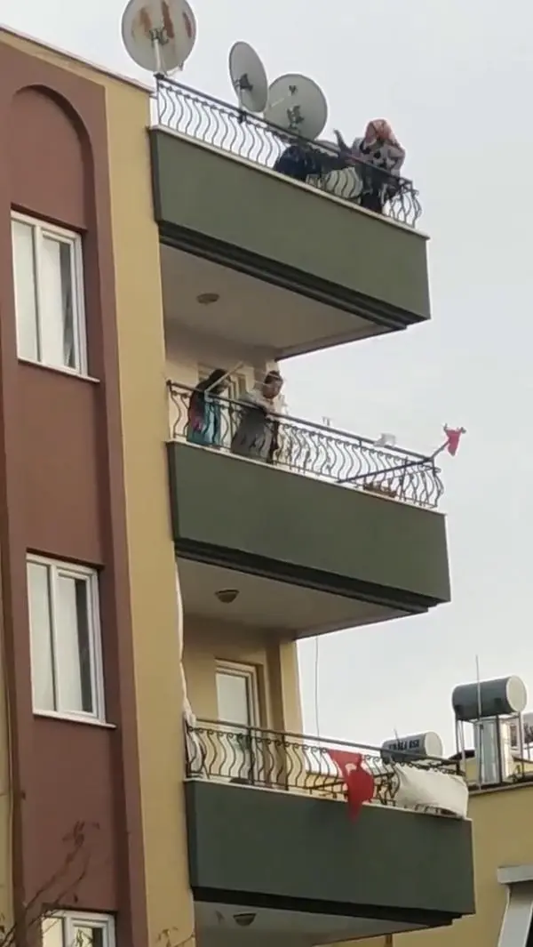 Çatıya çıkıp, intihara kalkışan genç kadını polis kurtardı Çatıya çıkıp, intihara kalkışan genç kadını polis kurtardı
