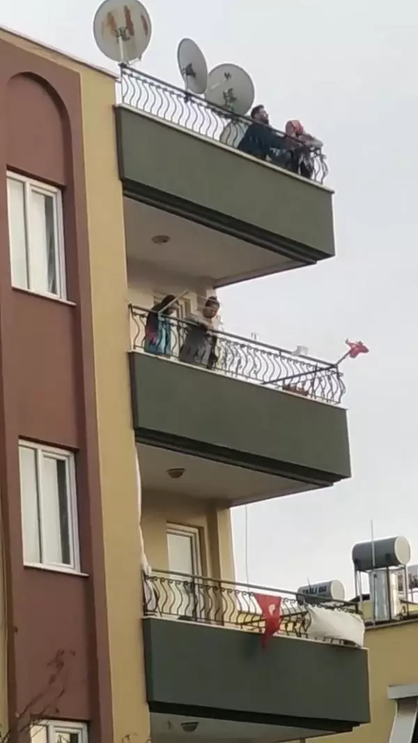 Çatıya çıkıp, intihara kalkışan genç kadını polis kurtardı Çatıya çıkıp, intihara kalkışan genç kadını polis kurtardı