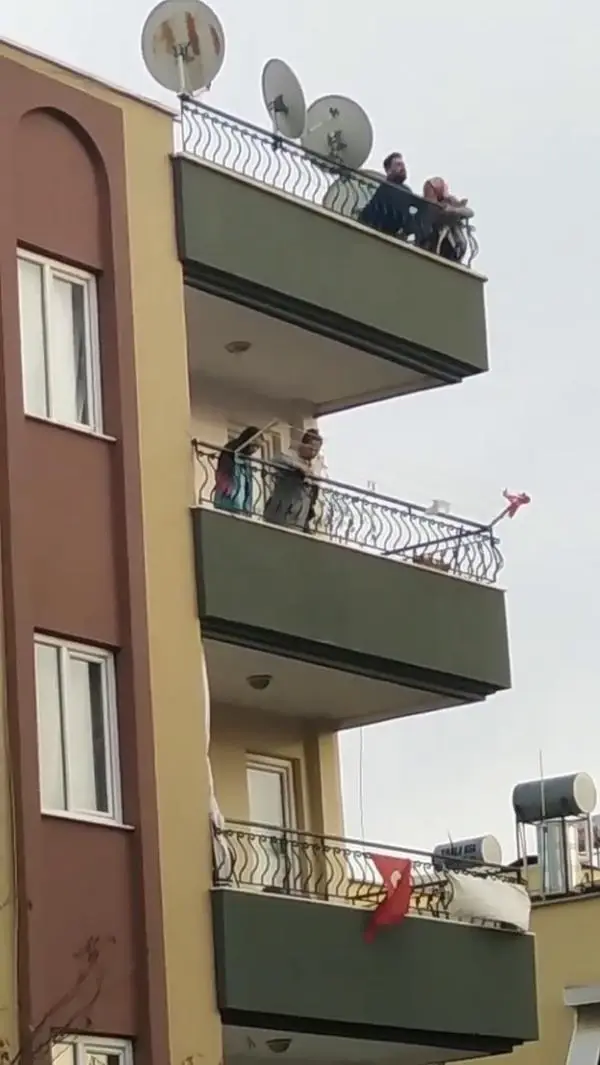 Çatıya çıkıp, intihara kalkışan genç kadını polis kurtardı Çatıya çıkıp, intihara kalkışan genç kadını polis kurtardı