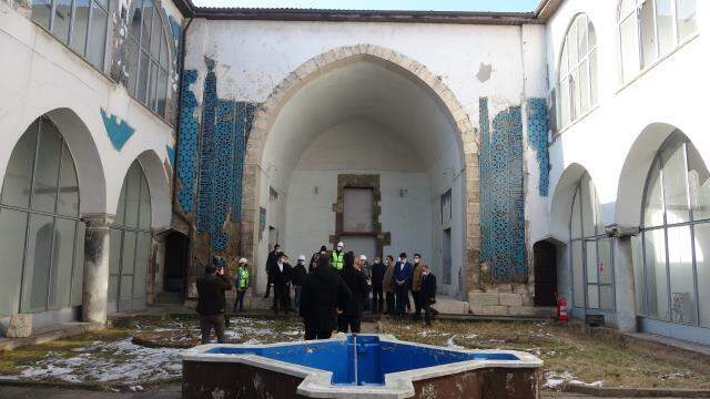 Çinilerine paha biçilemeyen 8 asırlık Gök Medrese'de restorasyon başladı