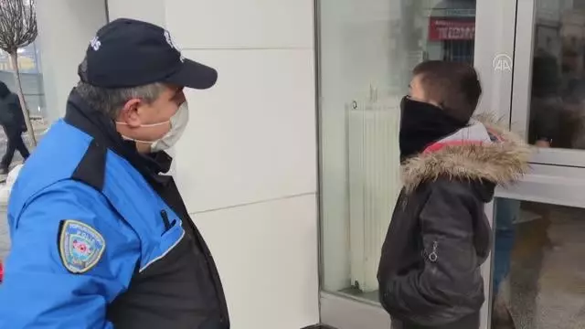 Son dakika gündem: Çocuğuyla bankaya gelen babaya kısıtlamaya uymadığı için para cezası verildi Son dakika gündem: Çocuğuyla bankaya gelen babaya kısıtlamaya uymadığı için para cezası verildi