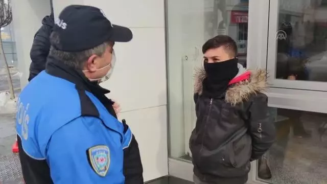 Son dakika gündem: Çocuğuyla bankaya gelen babaya kısıtlamaya uymadığı için para cezası verildi Son dakika gündem: Çocuğuyla bankaya gelen babaya kısıtlamaya uymadığı için para cezası verildi