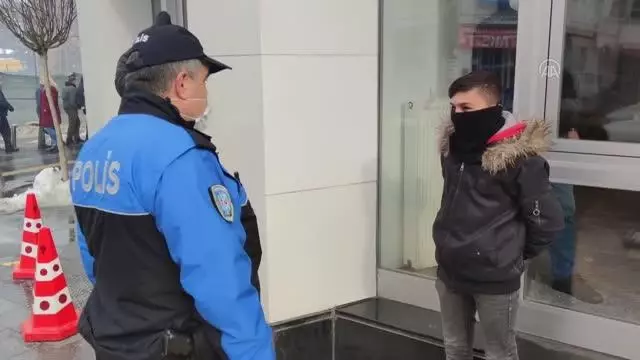 Son dakika gündem: Çocuğuyla bankaya gelen babaya kısıtlamaya uymadığı için para cezası verildi Son dakika gündem: Çocuğuyla bankaya gelen babaya kısıtlamaya uymadığı için para cezası verildi