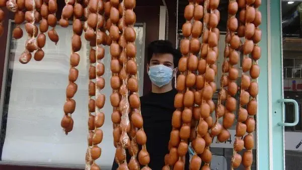 Hiçbir katkı maddesi olmayan deve sucuğunun kilosu 100 liradan satılıyor Hiçbir katkı maddesi olmayan deve sucuğunun kilosu 100 liradan satılıyor