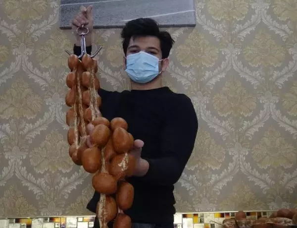 Hiçbir katkı maddesi olmayan deve sucuğunun kilosu 100 liradan satılıyor Hiçbir katkı maddesi olmayan deve sucuğunun kilosu 100 liradan satılıyor