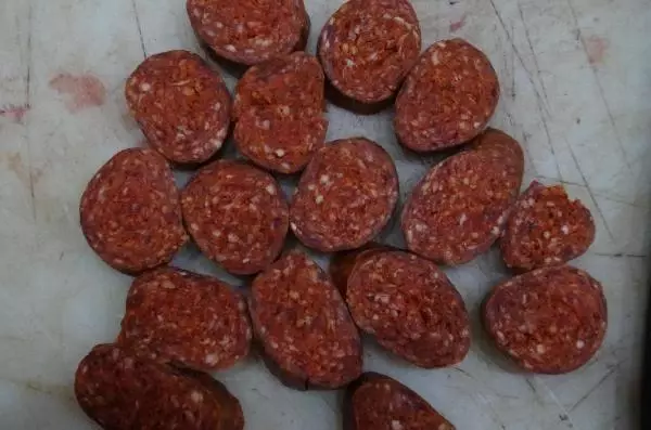 Hiçbir katkı maddesi olmayan deve sucuğunun kilosu 100 liradan satılıyor Hiçbir katkı maddesi olmayan deve sucuğunun kilosu 100 liradan satılıyor
