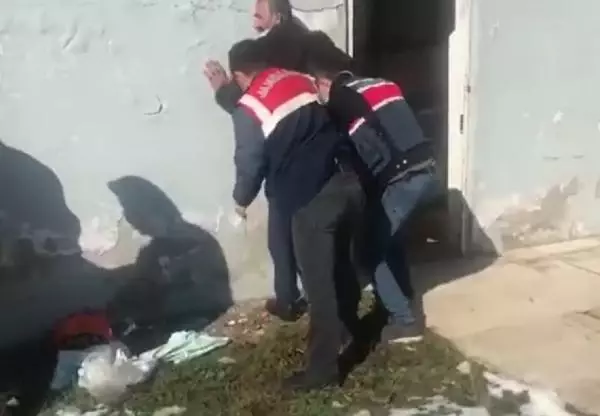 Diyarbakır'da 400 bin liralık tarihi eser operasyonu; 3 gözaltı Diyarbakır'da 400 bin liralık tarihi eser operasyonu; 3 gözaltı