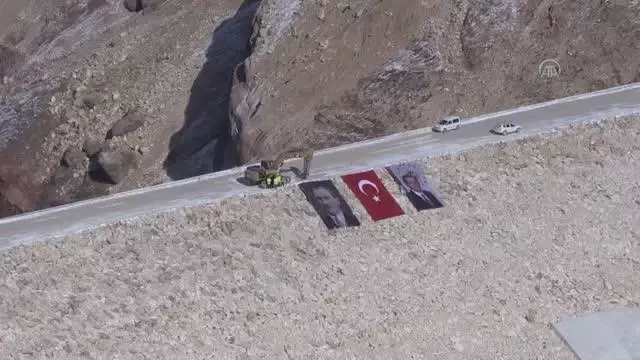 DİYARBAKIR - Pakdemirli, Diyarbakır'ın 'çılgın projesi' olarak anılan Silvan Projesi alanında incelemelerde bulundu DİYARBAKIR - Pakdemirli, Diyarbakır'ın 'çılgın projesi' olarak anılan Silvan Projesi alanında incelemelerde bulundu