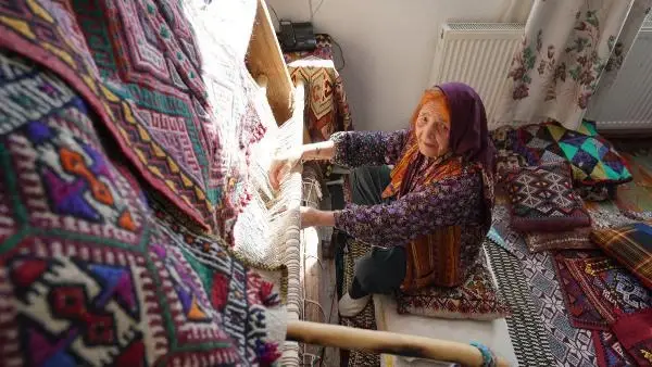 Son dakika haberi! Doç. Dr. Genç: Kilim dokumalarının her motifinde bir 'öz' var Son dakika haberi! Doç. Dr. Genç: Kilim dokumalarının her motifinde bir 'öz' var