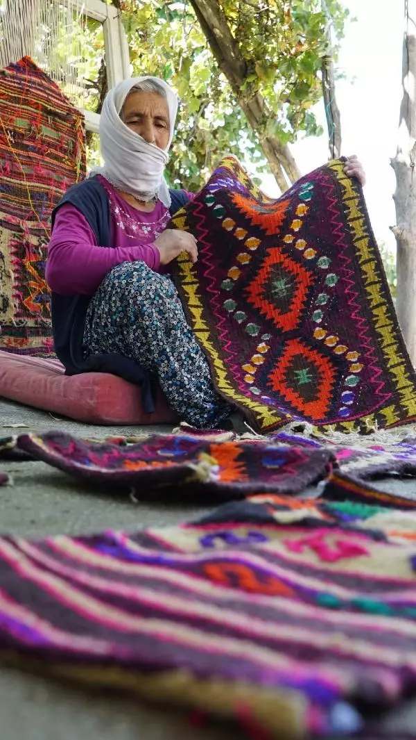 Son dakika haberi! Doç. Dr. Genç: Kilim dokumalarının her motifinde bir 'öz' var Son dakika haberi! Doç. Dr. Genç: Kilim dokumalarının her motifinde bir 'öz' var