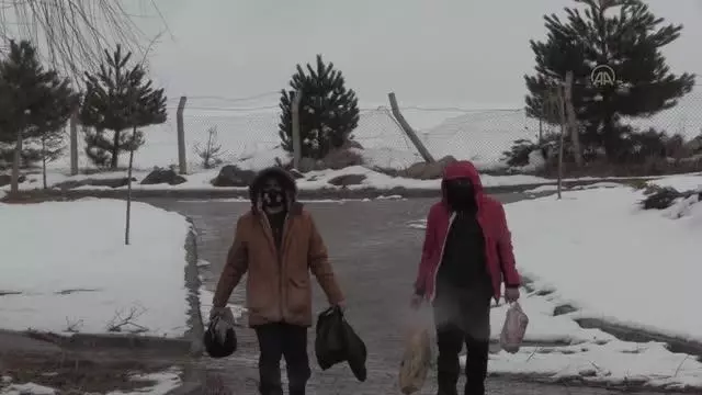 Doğada yaptığı yemeklerle kentleri tanıtıyor Doğada yaptığı yemeklerle kentleri tanıtıyor