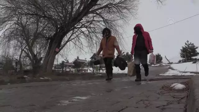 Doğada yaptığı yemeklerle kentleri tanıtıyor Doğada yaptığı yemeklerle kentleri tanıtıyor