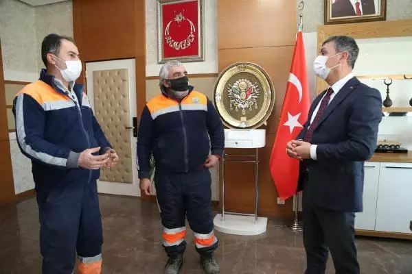 Donmak üzere olan köpeği kurtaran işçilere ödül Donmak üzere olan köpeği kurtaran işçilere ödül