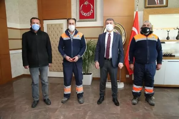 Donmak üzere olan köpeği kurtaran işçilere ödül Donmak üzere olan köpeği kurtaran işçilere ödül