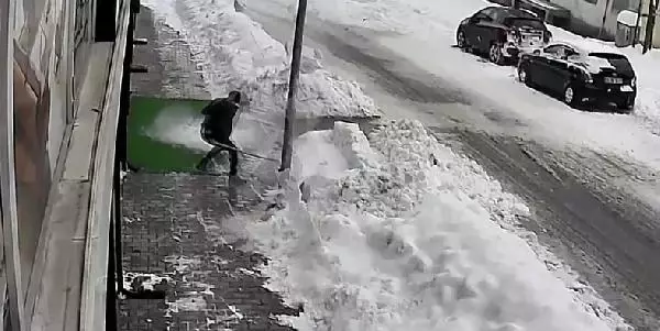 Dükkanın önünü temizlerken, kar ve buz kütlelerinden son anda kurtuldu Dükkanın önünü temizlerken, kar ve buz kütlelerinden son anda kurtuldu