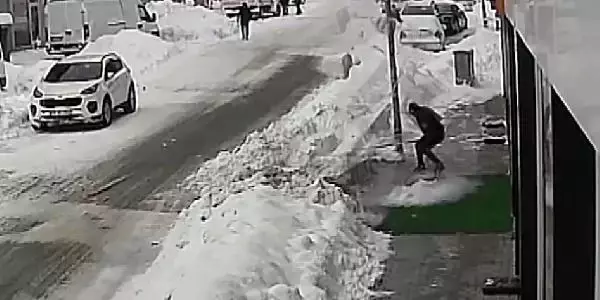 Dükkanın önünü temizlerken, kar ve buz kütlelerinden son anda kurtuldu Dükkanın önünü temizlerken, kar ve buz kütlelerinden son anda kurtuldu