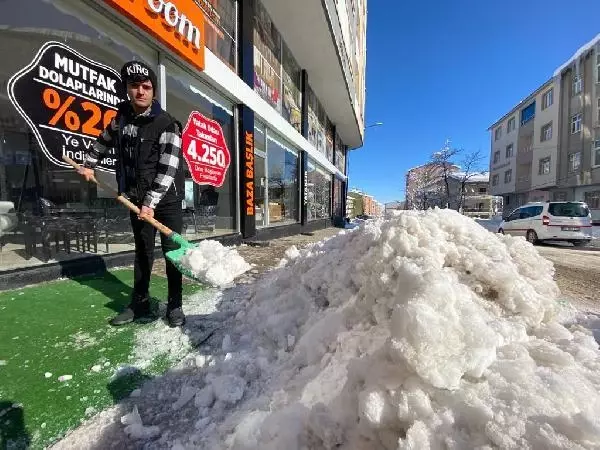 Dükkanın önünü temizlerken, kar ve buz kütlelerinden son anda kurtuldu Dükkanın önünü temizlerken, kar ve buz kütlelerinden son anda kurtuldu