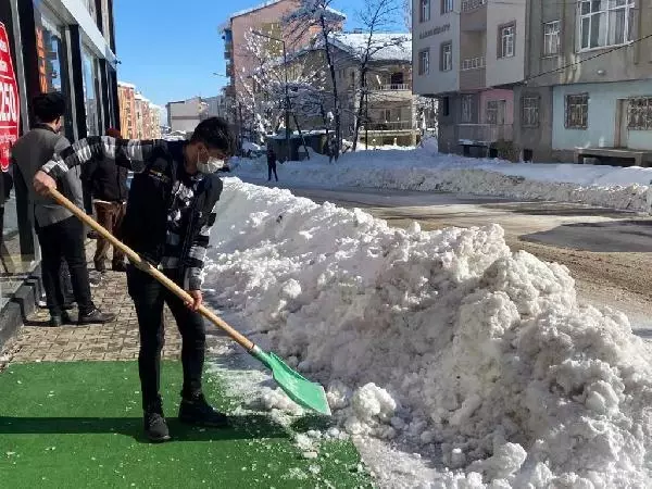 Dükkanın önünü temizlerken, kar ve buz kütlelerinden son anda kurtuldu Dükkanın önünü temizlerken, kar ve buz kütlelerinden son anda kurtuldu
