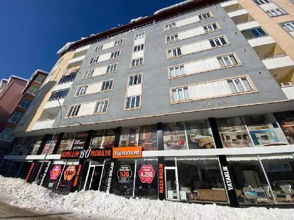 Dükkanın önünü temizlerken, kar ve buz kütlelerinden son anda kurtuldu Dükkanın önünü temizlerken, kar ve buz kütlelerinden son anda kurtuldu