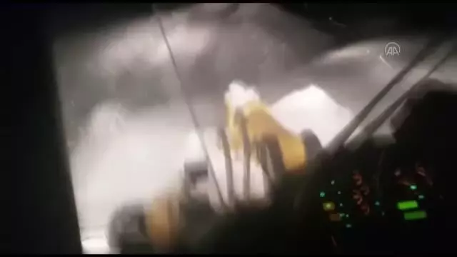 Ekipler, kardan yolu kapanan mezradaki hamile kadın için seferber oldu Ekipler, kardan yolu kapanan mezradaki hamile kadın için seferber oldu