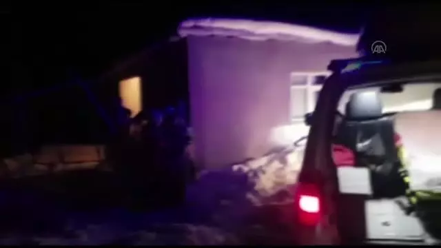 Ekipler, kardan yolu kapanan mezradaki hamile kadın için seferber oldu Ekipler, kardan yolu kapanan mezradaki hamile kadın için seferber oldu
