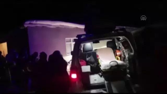 Ekipler, kardan yolu kapanan mezradaki hamile kadın için seferber oldu Ekipler, kardan yolu kapanan mezradaki hamile kadın için seferber oldu