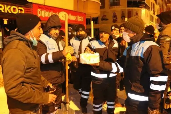 Erciş'te temizlik görevlisine pastalı doğum günü sürprizi Erciş'te temizlik görevlisine pastalı doğum günü sürprizi