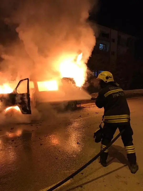 Erzurum'da, seyir halindeki minibüs alev topuna döndü Erzurum'da, seyir halindeki minibüs alev topuna döndü