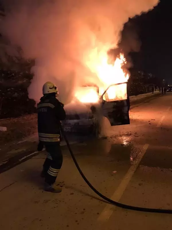 Erzurum'da, seyir halindeki minibüs alev topuna döndü Erzurum'da, seyir halindeki minibüs alev topuna döndü