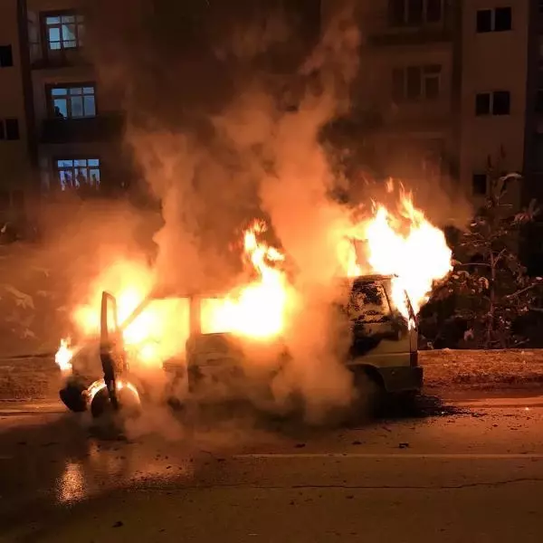 Erzurum'da, seyir halindeki minibüs alev topuna döndü Erzurum'da, seyir halindeki minibüs alev topuna döndü
