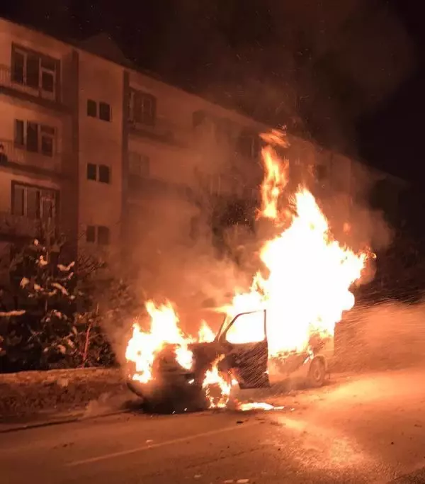 Erzurum'da, seyir halindeki minibüs alev topuna döndü Erzurum'da, seyir halindeki minibüs alev topuna döndü