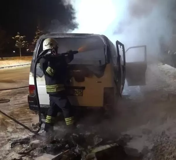 Erzurum'da, seyir halindeki minibüs alev topuna döndü Erzurum'da, seyir halindeki minibüs alev topuna döndü