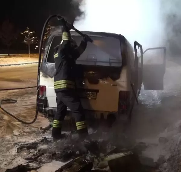 Erzurum'da, seyir halindeki minibüs alev topuna döndü Erzurum'da, seyir halindeki minibüs alev topuna döndü