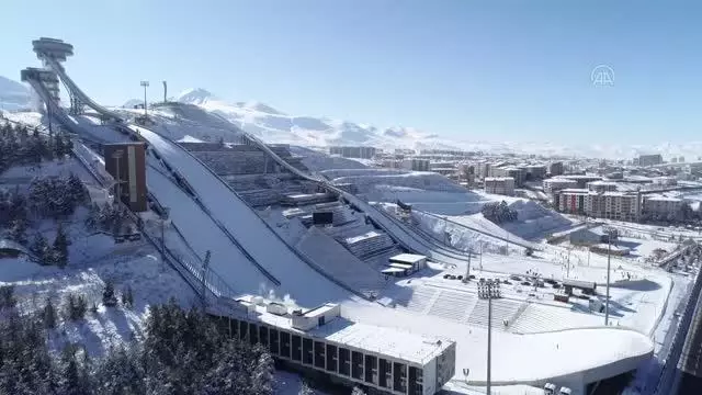 Erzurum'un simgelerinden kayakla atlama kuleleri yaz kış sporculara ev sahipliği yapıyor Erzurum'un simgelerinden kayakla atlama kuleleri yaz kış sporculara ev sahipliği yapıyor