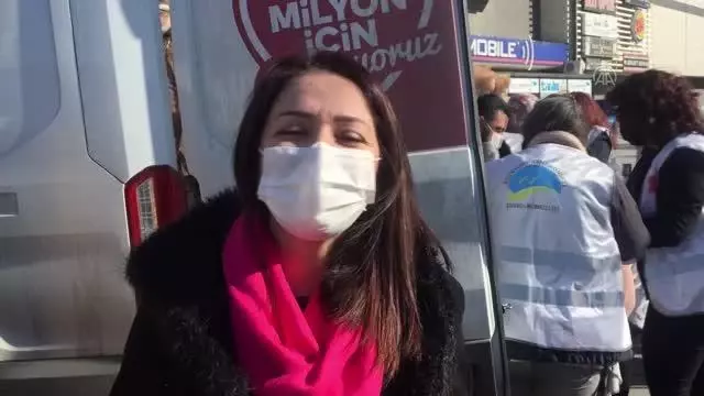 Esenyurt Kent Konseyi Kadın Meclisi, ilçede ücretsiz ekmek dağıttı Esenyurt Kent Konseyi Kadın Meclisi, ilçede ücretsiz ekmek dağıttı