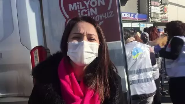 Esenyurt Kent Konseyi Kadın Meclisi, ilçede ücretsiz ekmek dağıttı Esenyurt Kent Konseyi Kadın Meclisi, ilçede ücretsiz ekmek dağıttı