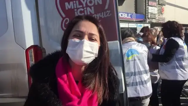 Esenyurt Kent Konseyi Kadın Meclisi, ilçede ücretsiz ekmek dağıttı Esenyurt Kent Konseyi Kadın Meclisi, ilçede ücretsiz ekmek dağıttı