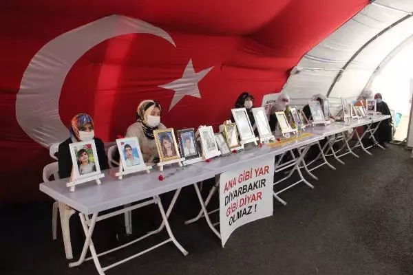 Evlat nöbetindeki babadan zafer işareti yapan HDP'li vekile: Zafer onun değil bu çadırındır Evlat nöbetindeki babadan zafer işareti yapan HDP'li vekile: Zafer onun değil bu çadırındır