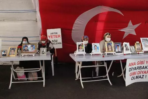 Evlat nöbetindeki babadan zafer işareti yapan HDP'li vekile: Zafer onun değil bu çadırındır Evlat nöbetindeki babadan zafer işareti yapan HDP'li vekile: Zafer onun değil bu çadırındır
