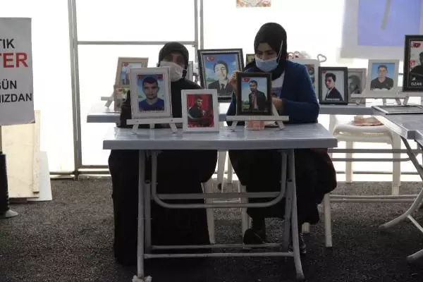 Evlat nöbetindeki babadan zafer işareti yapan HDP'li vekile: Zafer onun değil bu çadırındır Evlat nöbetindeki babadan zafer işareti yapan HDP'li vekile: Zafer onun değil bu çadırındır