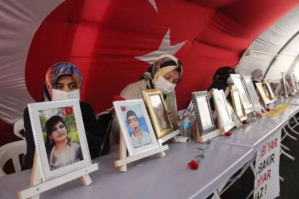 Evlat nöbetindeki babadan zafer işareti yapan HDP'li vekile: Zafer onun değil bu çadırındır Evlat nöbetindeki babadan zafer işareti yapan HDP'li vekile: Zafer onun değil bu çadırındır