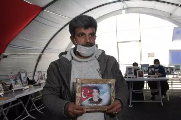 Evlat nöbetindeki babadan zafer işareti yapan HDP'li vekile: Zafer onun değil bu çadırındır Evlat nöbetindeki babadan zafer işareti yapan HDP'li vekile: Zafer onun değil bu çadırındır