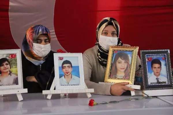 Evlat nöbetindeki babadan zafer işareti yapan HDP'li vekile: Zafer onun değil bu çadırındır Evlat nöbetindeki babadan zafer işareti yapan HDP'li vekile: Zafer onun değil bu çadırındır
