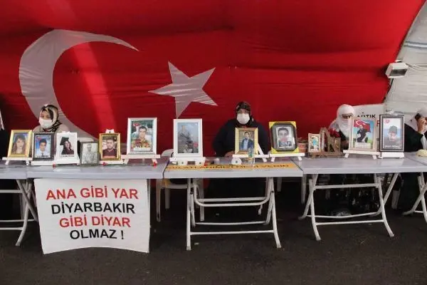 Evlat nöbetindeki babadan zafer işareti yapan HDP'li vekile: Zafer onun değil bu çadırındır Evlat nöbetindeki babadan zafer işareti yapan HDP'li vekile: Zafer onun değil bu çadırındır