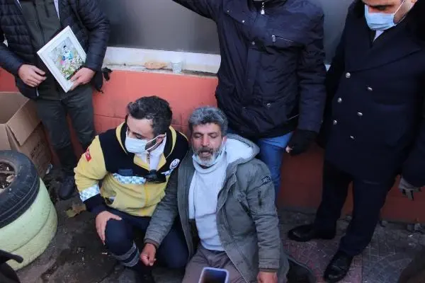 Evlat nöbetindeki babadan zafer işareti yapan HDP'li vekile: Zafer onun değil bu çadırındır Evlat nöbetindeki babadan zafer işareti yapan HDP'li vekile: Zafer onun değil bu çadırındır