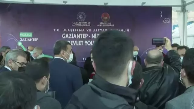Son dakika haberi | GAZİANTEP - Bakanlar Karaismailoğlu ve Gül, Gaziantep'te karayolu şantiyesinde inceleme yaptı Son dakika haberi | GAZİANTEP - Bakanlar Karaismailoğlu ve Gül, Gaziantep'te karayolu şantiyesinde inceleme yaptı