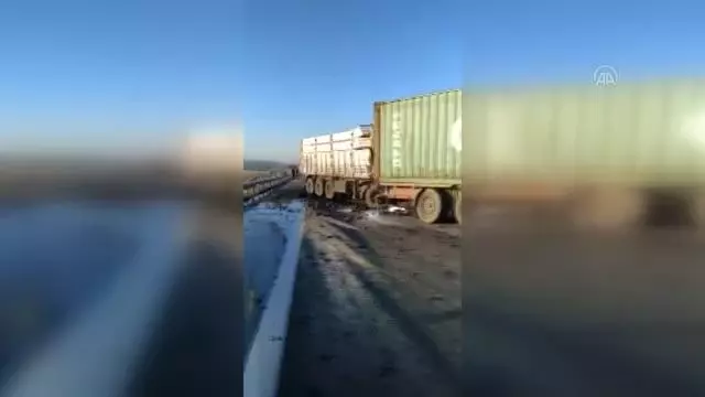 GAZİANTEP - Tırların çarpışması nedeniyle otoyol ulaşıma kapandı GAZİANTEP - Tırların çarpışması nedeniyle otoyol ulaşıma kapandı