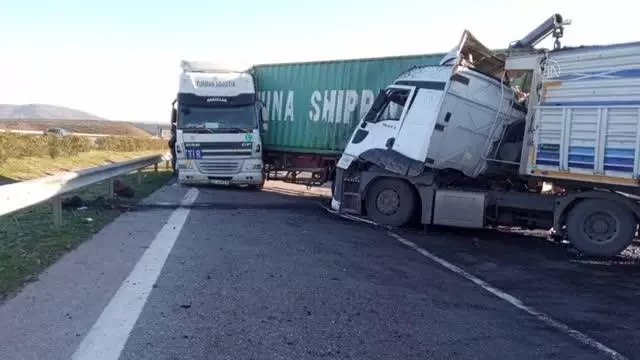 GAZİANTEP - Tırların çarpışması nedeniyle otoyol ulaşıma kapandı GAZİANTEP - Tırların çarpışması nedeniyle otoyol ulaşıma kapandı