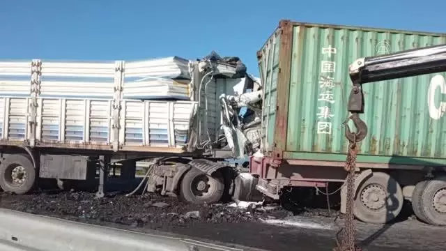 GAZİANTEP - Tırların çarpışması nedeniyle otoyol ulaşıma kapandı GAZİANTEP - Tırların çarpışması nedeniyle otoyol ulaşıma kapandı