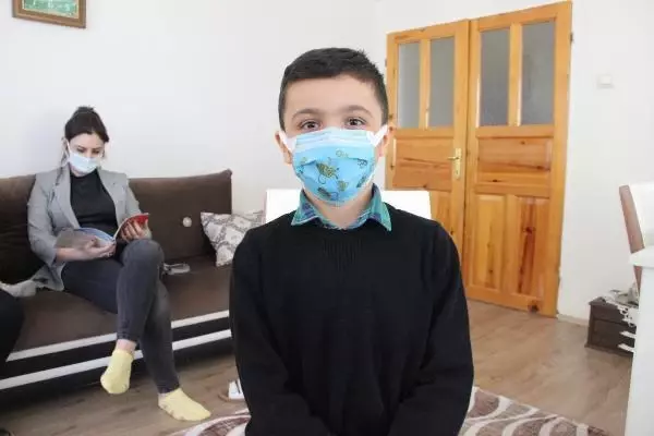 Son dakika haberi | Gönüllü öğretmen, hem EBA'da hem evde ders veriyor Son dakika haberi | Gönüllü öğretmen, hem EBA'da hem evde ders veriyor